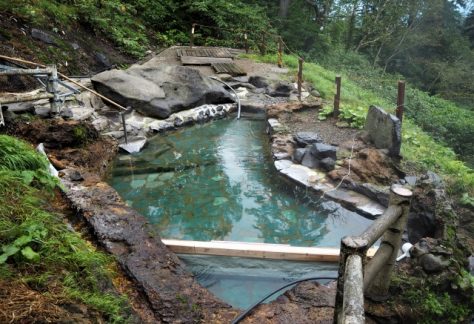 野外露天浴池/在大自然之中，无棚顶的浴池